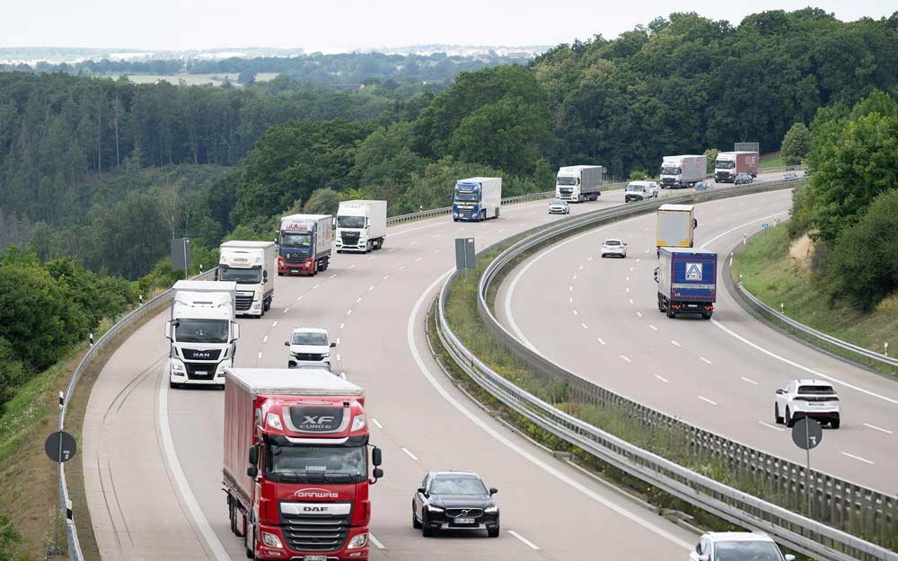 Autoarticolati in Fila in Autostrada